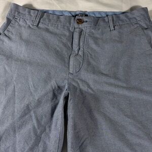 Izod mens light blue chambray flat front 9" inseam Bermuda shorts - size 34